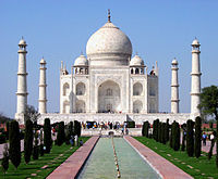 200px-Taj_Mahal_in_March_2004.jpg